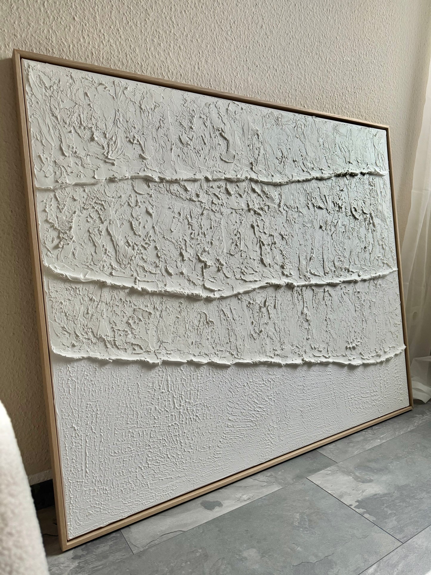 Strukturbild WAVES in Beige mit einem Eicherahmen